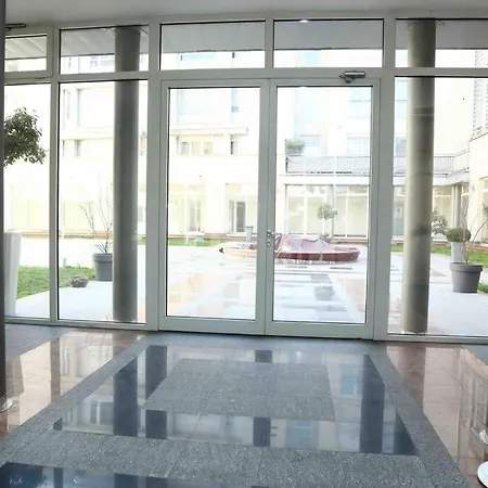 Apartment Modern Apartment, 24/7 Security, Free Parking *