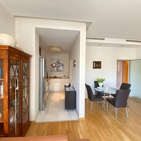 Apartment Modern Apartment, 24/7 Security, Free Parking